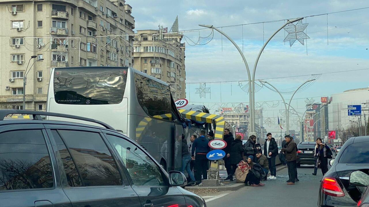 BREAKING NEWS! Accident grav la intrarea în pasajul Unirii din București! Un autocar în care se află turiști greci a intrat într-un limitator de viteză. Mai multe persoane sunt blocate (FOTO)