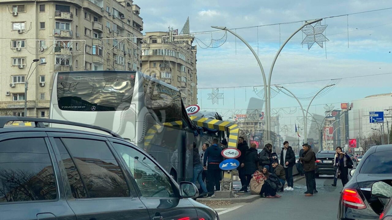BREAKING NEWS! Accident grav la intrarea în pasajul Unirii din București! Un autocar în care se aflau 47 de turiști greci a intrat într-un limitator de viteză. Trei victime sunt în stop cardiorespirator (FOTO)