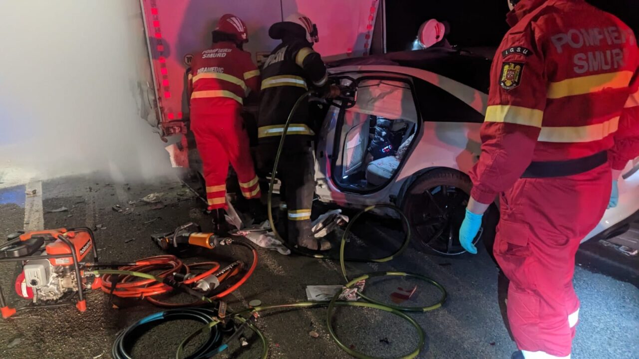 FOTO – Accident îngrozitor în Sibiu. Doi tineri și-au pierdut viața. Alţi doi sunt în stare gravă / Șoferul a pierdut controlul mașinii și a intrat într-un tir parcat pe marginea drumului