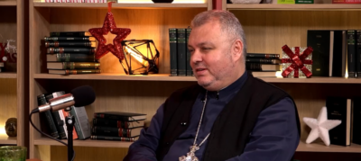 VIDEO | Preotul Emil Nedelea Cărămizaru, invitat la podcastul ALTCEVA: „Suntem făcuți ”pupători de moaște”, dar asta pentru că recunoaștem sfințenia în ele”