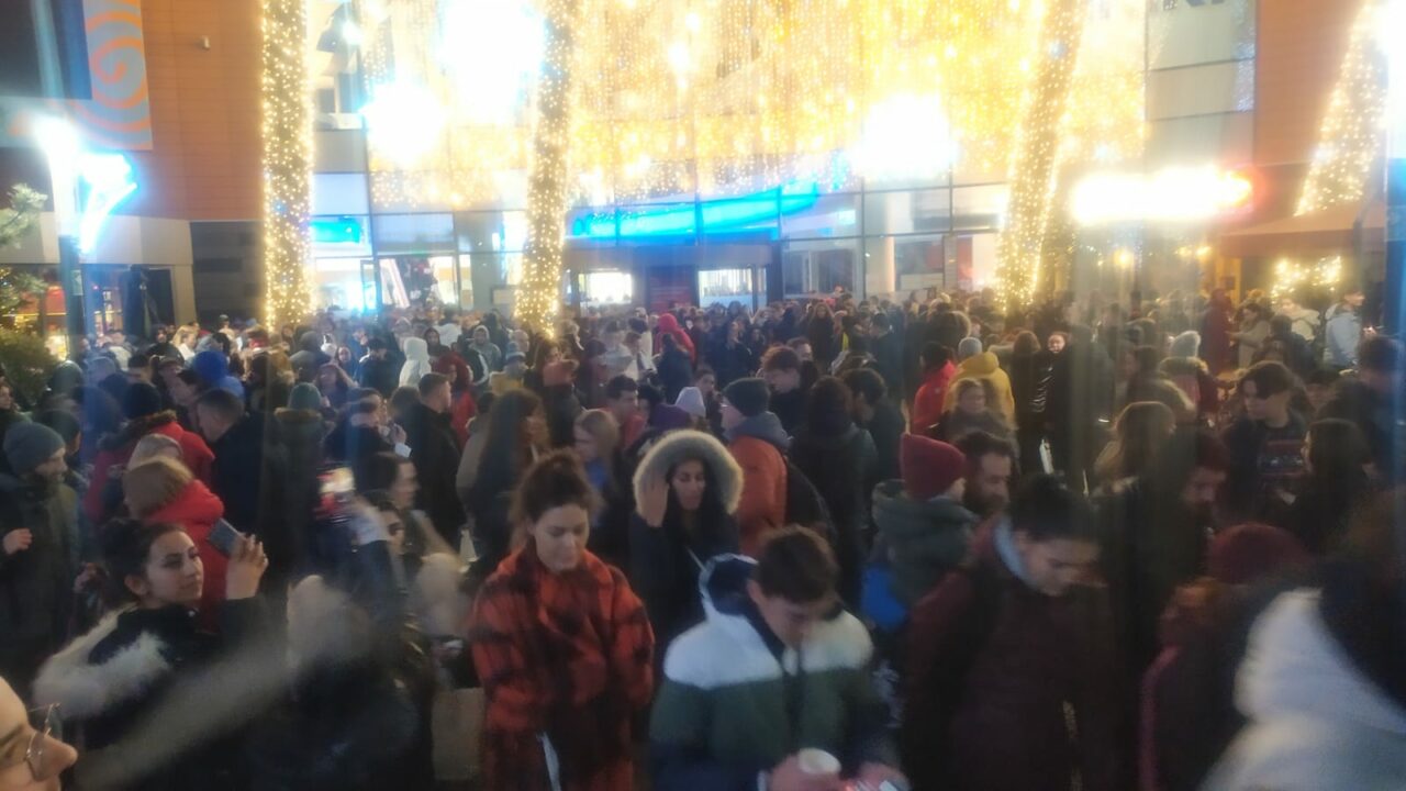 FOTO | Alertă cu bombă la un mall din sectorul 4. Toate persoanele au fost evacuate, iar prin fața centrului comercial nu mai circulă niciun autovehicul