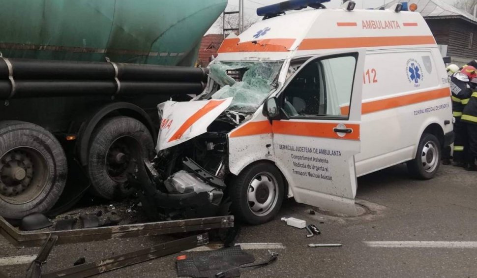 Ambulanță aflată în misiune, implicată într-un accident grav în Gorj. Asistenta e în stare critică