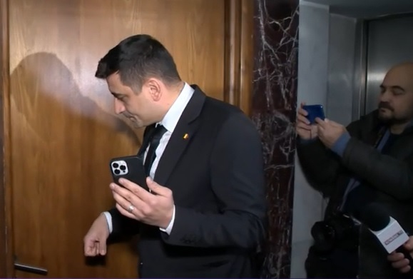 VIDEO | George Simion, circ la conferința de presă a lui Virgil Popescu. „Domnule ministru, nu mai blocați ușa!”