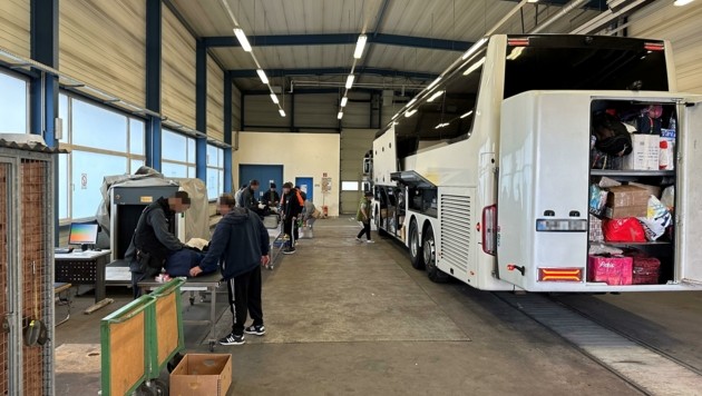Autocar controlat 10 ore de polițiști în Austria. Cantități uriașe de alimente și băuturi alcoolice au fost confiscate.