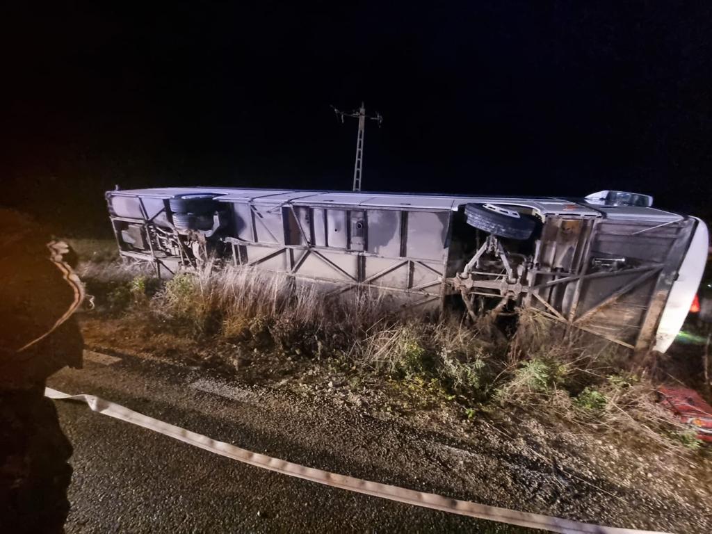 UPDATE | Un autocar cu 33 de pasageri s-a răsturnat pe un drum din Arad. Planul Roşu de Intervenţie a fost dezactivat (FOTO-VIDEO)