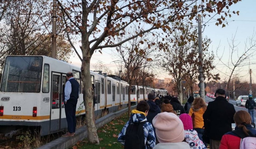 Ambuteiaj de tramvaie pe linia spre Pipera. Zeci de pasageri au fost evacuați în frig