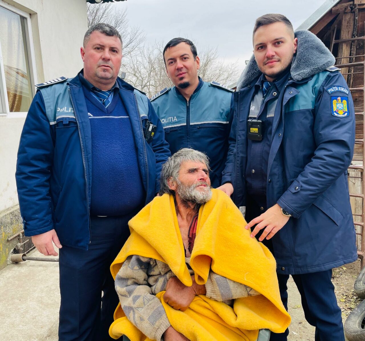 Bărbat din Dolj, resuscitat cu succes de polițiști după ce a fost găsit inconștient, desculț și cu hainele ude pe un câmp din comuna Robănești