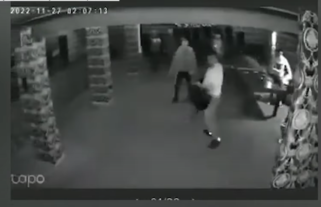 VIDEO | Bătaie ca în filme între rockeri și maneliști la o pensiune de pe Valea Argeșului. De la ce a pornit scandalul
