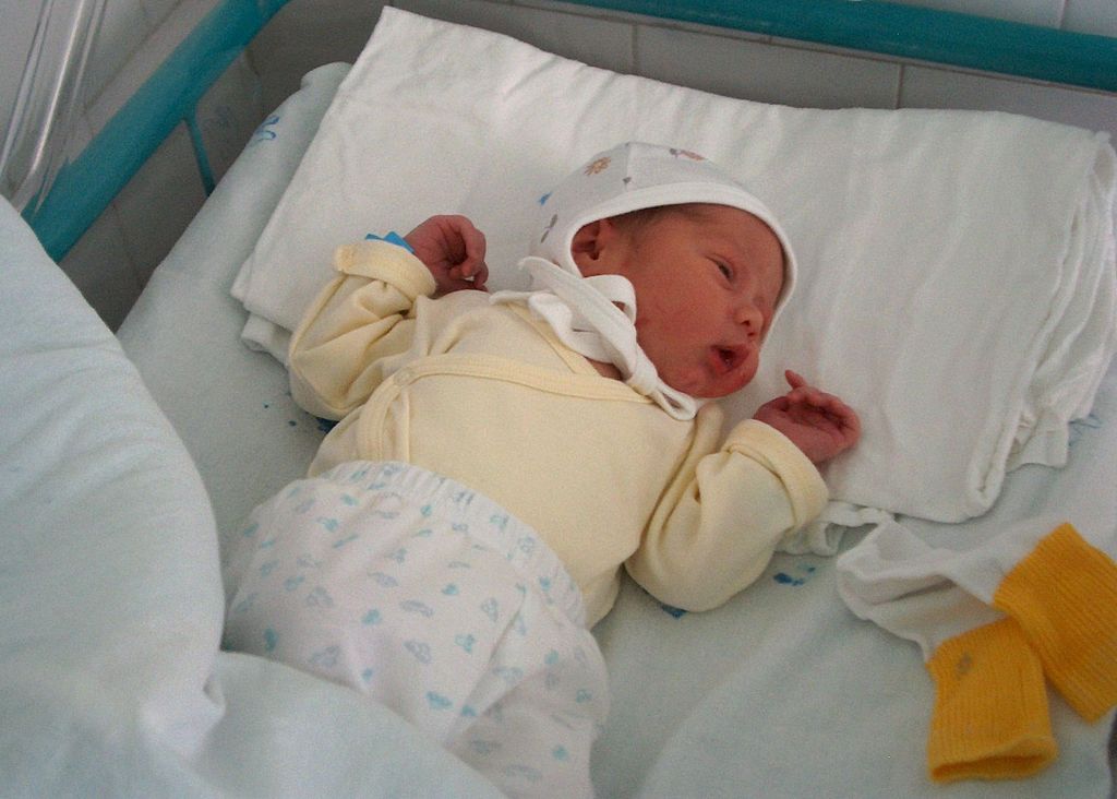 Bebeluș de câteva luni, abandonat în scara unui bloc. Ce a putut scrie mama pe un bilețel