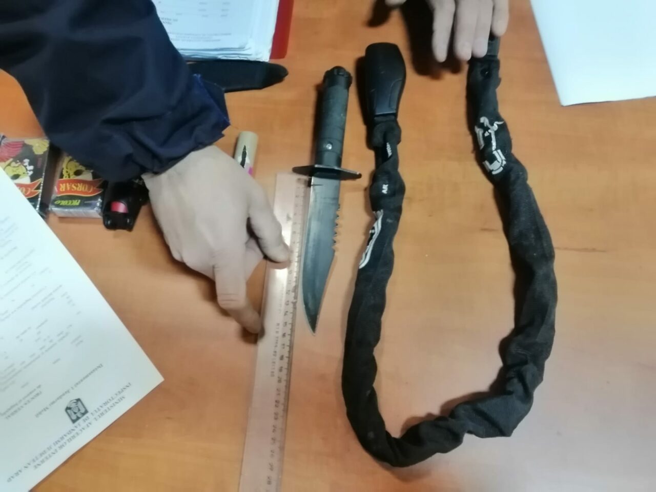 A vrut să intre la meci de baschet cu petarde, un pumnal și un lanț de un metru