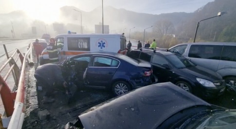 Carambol uriaș la ieșire din Brașov! 15 mașini, printre care și o ambulanță, implicate în accident