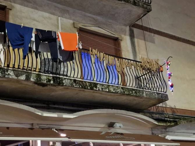 Italienii, îngroziți de cârnații întinși la uscat de către românii plecați în Sicilia: „Suntem pe timpuri străvechi?”