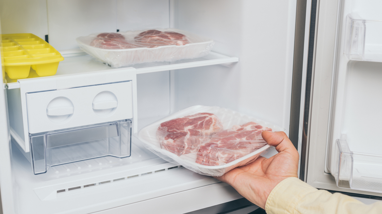 Câte zile rezistă friptura de porc în frigider, de fapt. Dacă nu o mănânci până atunci, arunc-o la gunoi!