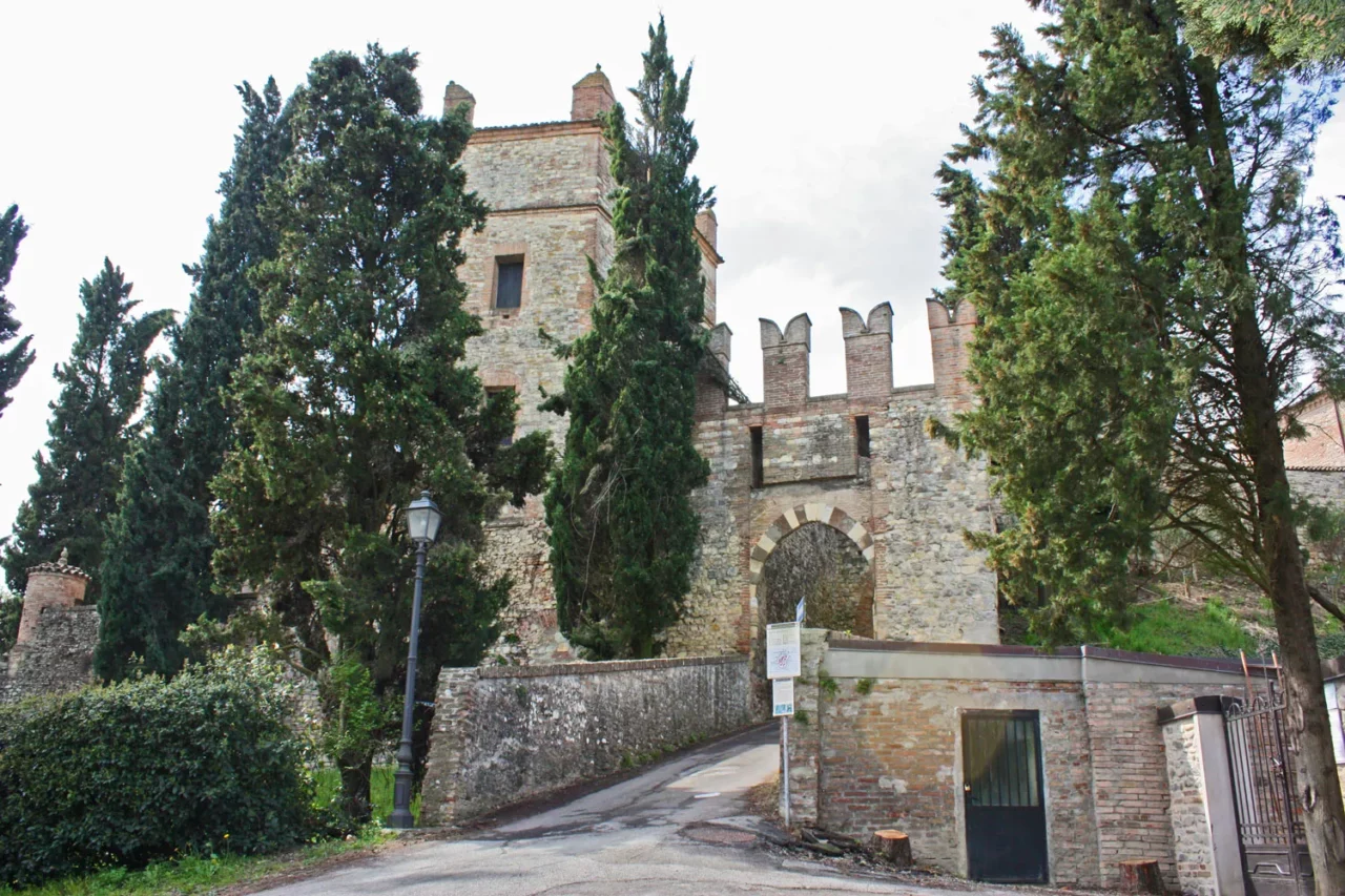 Superofertă de Crăciun: un cătun și castelul medieval din apropiere, la vânzare pentru 1,9 milioane de euro!