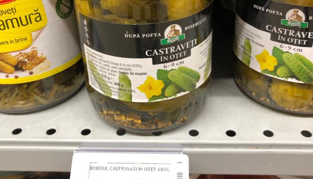 Nu este o eroare! Cu câți lei se vinde un simplu borcan cu castraveți murați în Cora, Carrefour și Mega Image