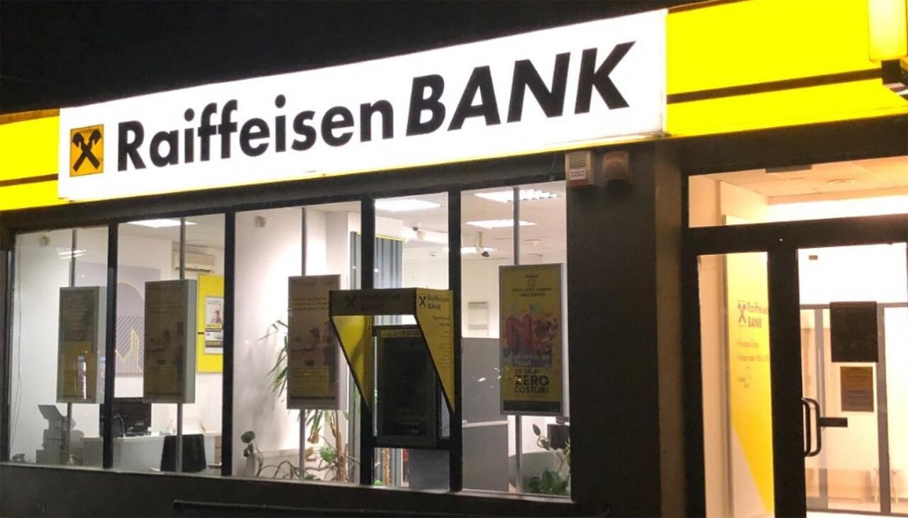Câți lei primesc salariu o casieră, un operator call-center și un manager în sucursalele Raiffeisen Bank din România