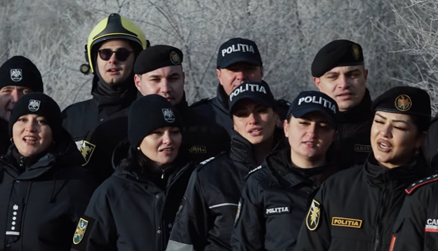 VIDEO: Polițiștii din Republica Moldova au eliminat cuvântul „român” dintr-un vechi colind românesc