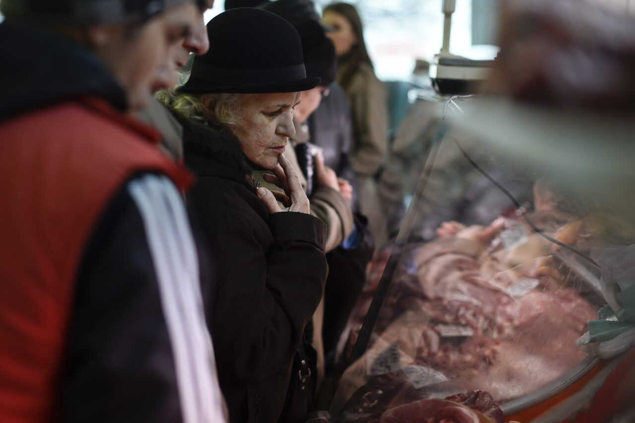 VIDEO: Control în piețe înainte de Crăciun: Aproape 100 de societăţi care vând produse alimentare, verificate de polițiști, ANSVSA, DSP și Protecția Consumatorului / Amenzi de peste 170.000 lei 