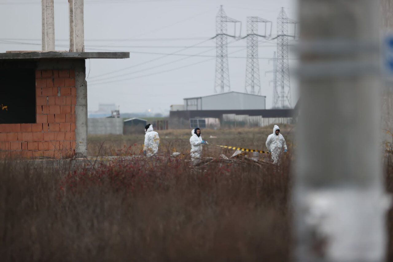 Cadavru carbonizat, găsit într-o groapă, lângă București. Ucigașii sunt liberi și deosebit de periculoși