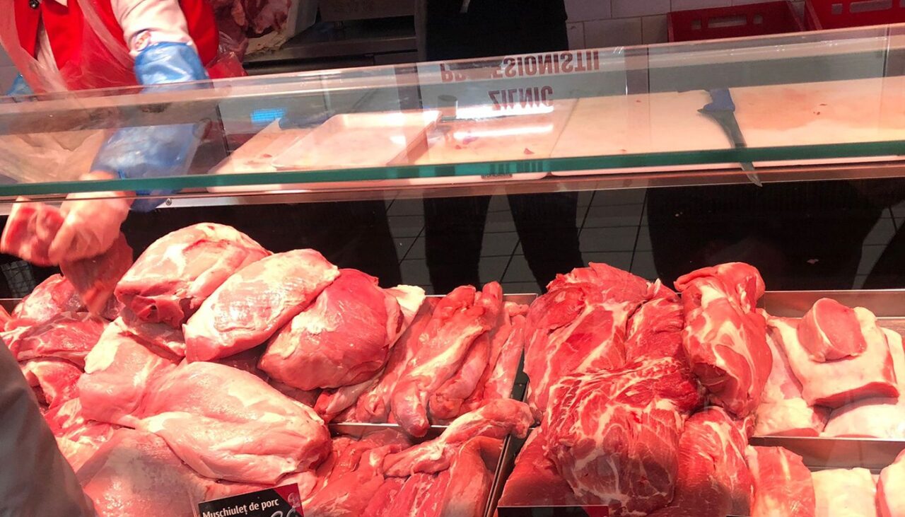 Am făcut comparația! Câți lei costă 1 kg de ceafă de porc în Carrefour, Cora și Mega Image. Unde e mai ieftin