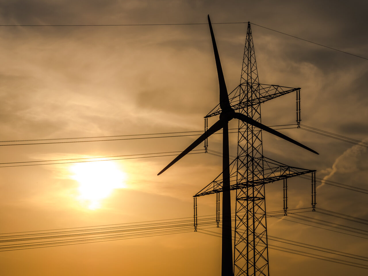 Ce prevede ordonanța privind impunerea unei taxe pe profiturile excesive realizate de companiile energetice