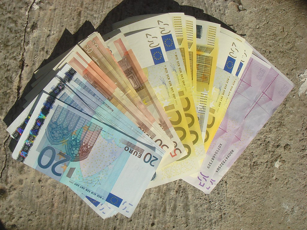 A cumpărat un telefon mobil cu bani falși. Pe cine au reținut polișiștii pentru falsificare de monede și înșelăciune