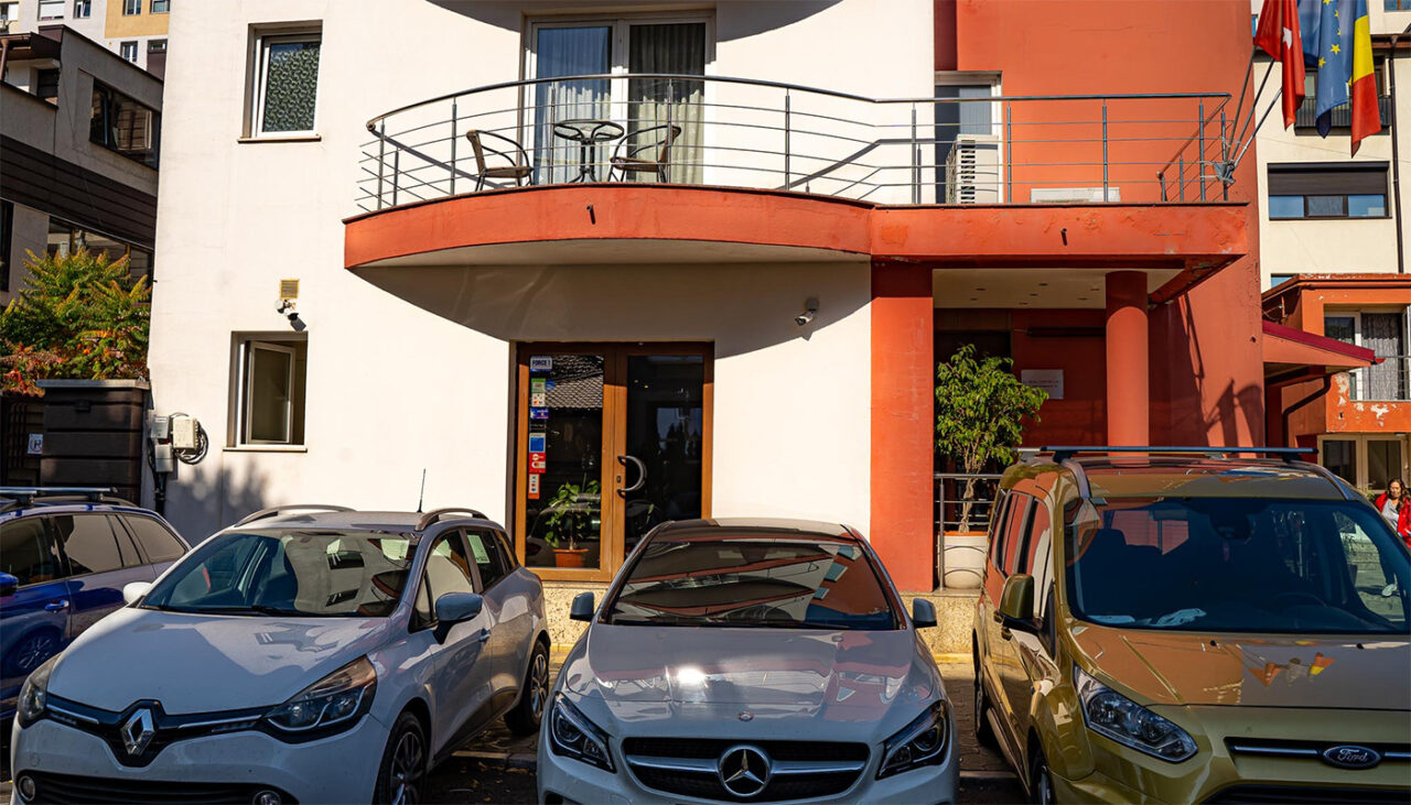 Ce a pățit Larisa din Arad, după ce a rezervat o cameră într-un hotel de 4 stele din Sibiu. Ireal ce s-a întâmplat când a ajuns la locație