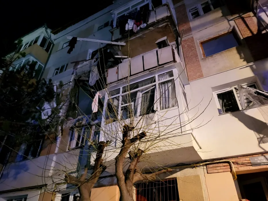 Zeci de familii ajunse pe drumuri după o explozie se revoltă împotriva autorităților: „Pe ucraineni îi ajută, pe noi, nu!”