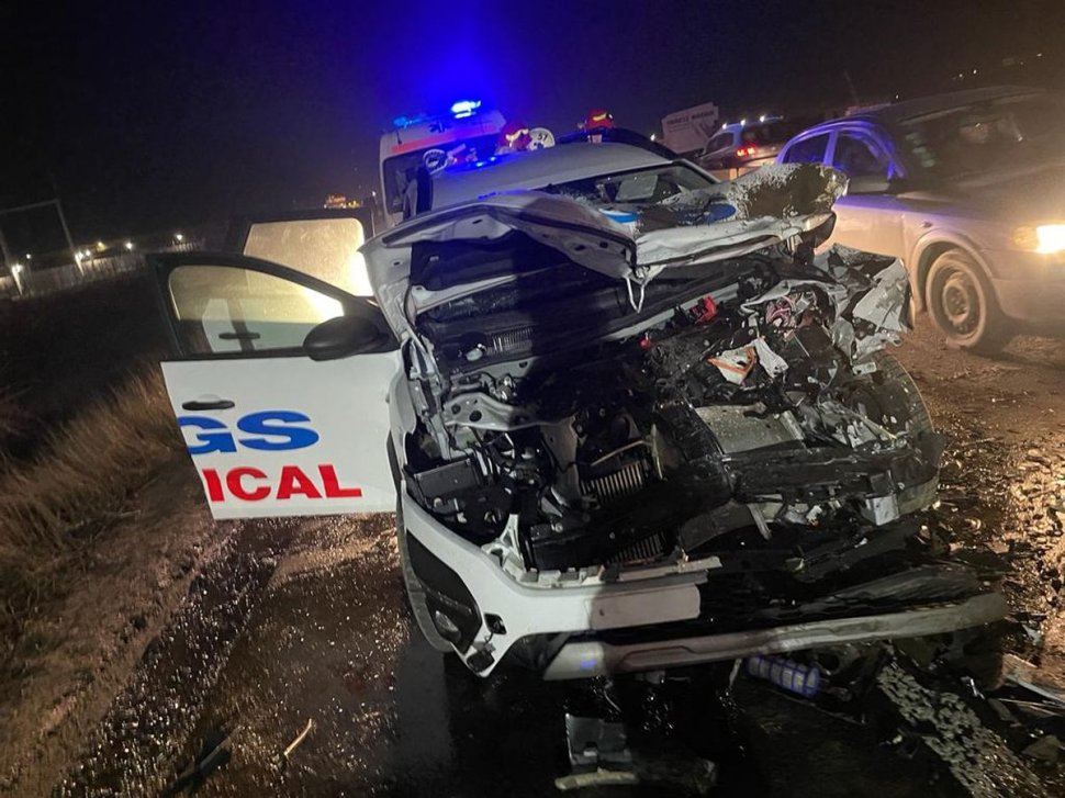O ambulanță care transporta pacienți la dializă s-a ciocnit de o mașină de salubrizare în Iași. Patru oameni au fost răniți