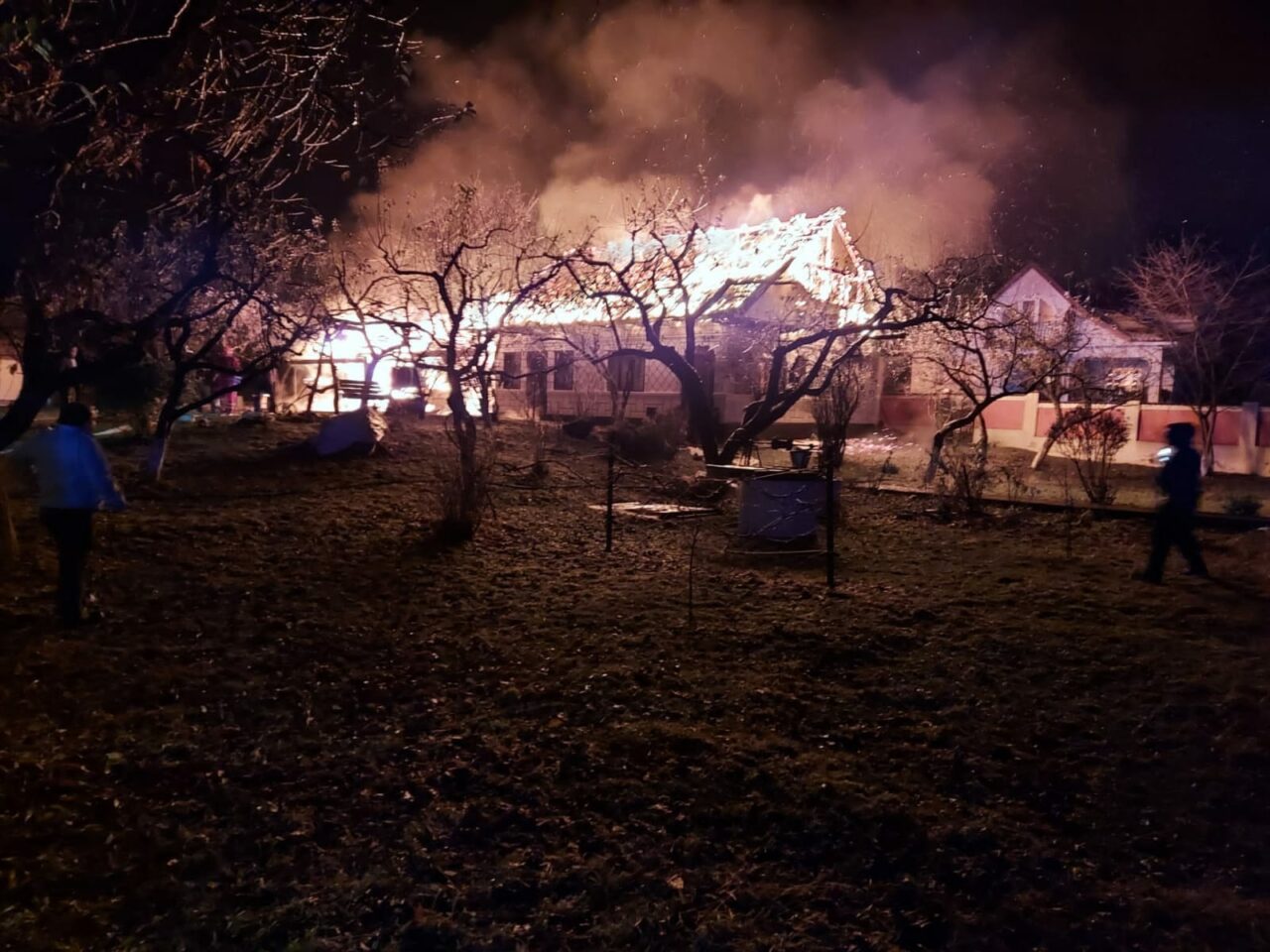 Incendiu izbucnit la o pensiune din județul Suceava. Pompierii intervin cu 10 autospeciale de stingere
