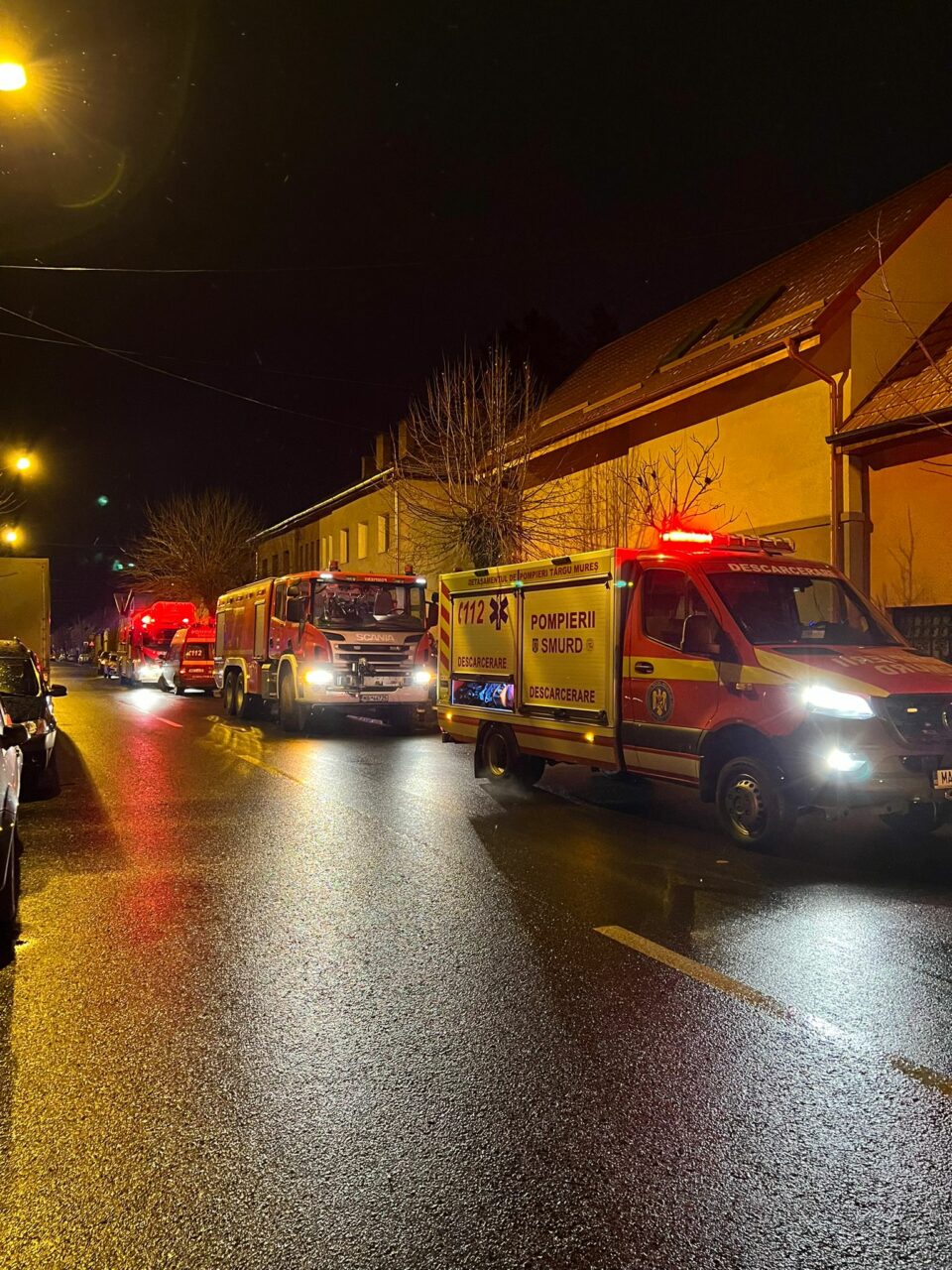FOTO – Panică într-un bloc din Mureș: Peste 30 de oameni au fugit din case în miez de noapte, din cauza unui incendiu
