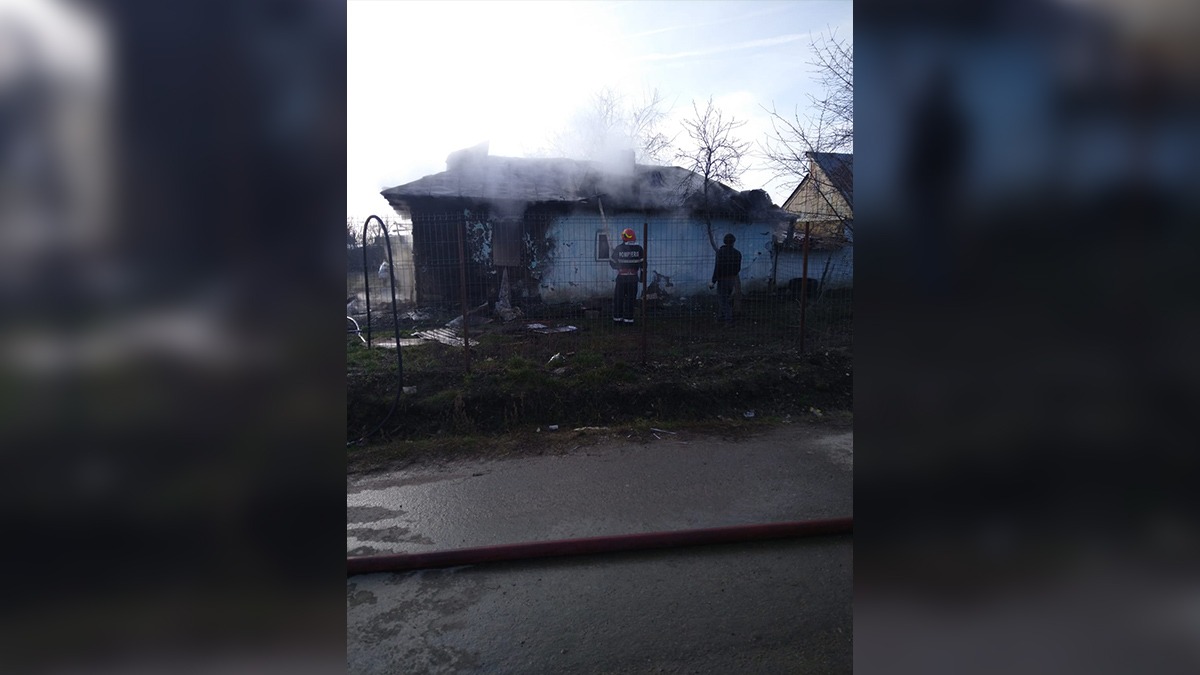 FOTO – Nenorocire în Dâmbovița. Și-au pierdut copilul, în prag de sărbători. Micuțul a fost găsit fără viață, în casa cuprinsă de foc