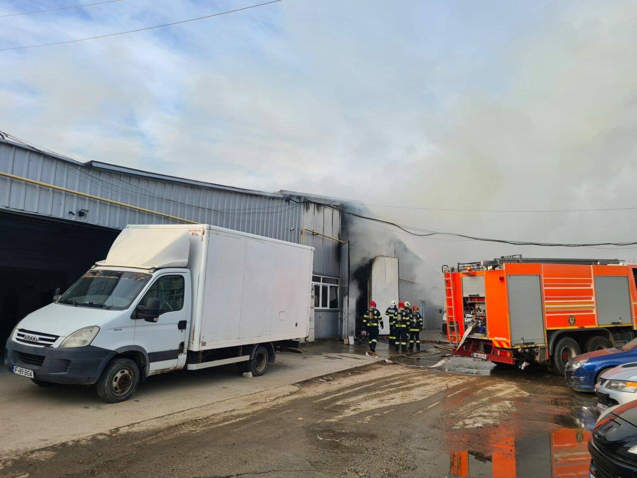FOTO-VIDEO | Incendiu la o hală din localitatea ilfoveană Pantelimon. Este afectată o suprafață de aproximativ 1.000 m²