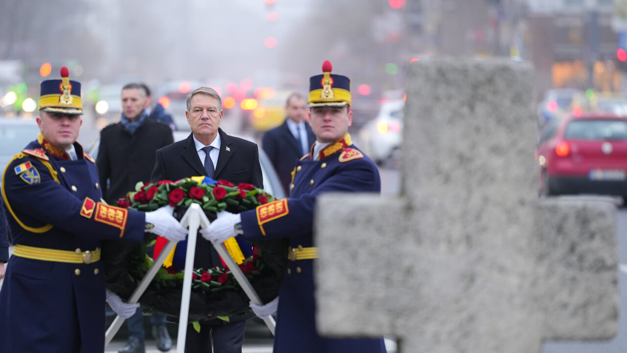 Preşedintele Klaus Iohannis a depus o coroană de flori în memoria victimelor Revoluţiei din 1989 / Nicolae Ciucă: „Tinerii și copiii de astăzi trebuie să știe cât rău a însemnat acea pagină a istoriei noastre”