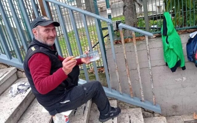 Un român din Italia a reușit să impresioneze comunitatea în care trăiește după ce a vopsit un pod din donații: „Minunatul cadou al lui Ion pentru Ostia”