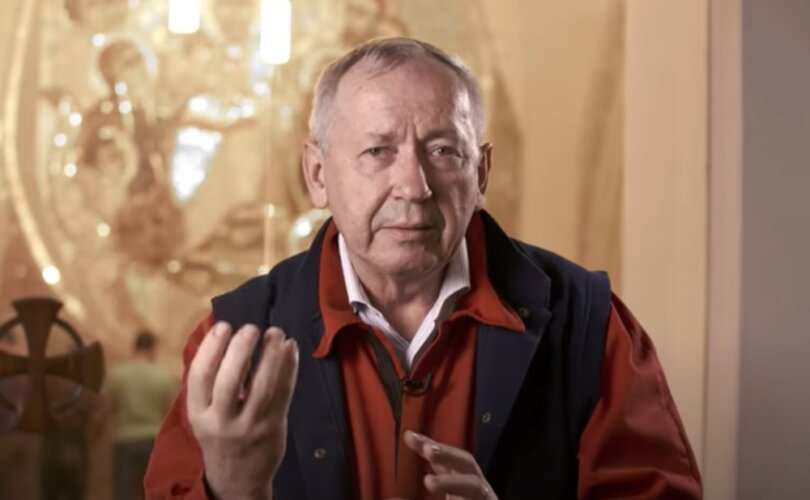 Un preot sloven, apropiat al Papei Francisc, este acuzat că ar fi obligat mai multe călugărițe să întrețină relații intime cu el