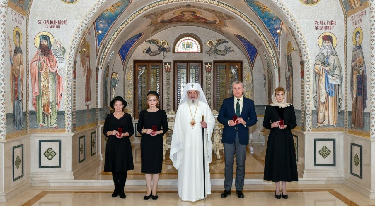 Custodele Coroanei, Majestatea Sa Margareta, și alți membri ai Casei Regale, distinși cu Ordinul „Maica Domnului Rugătoarea”