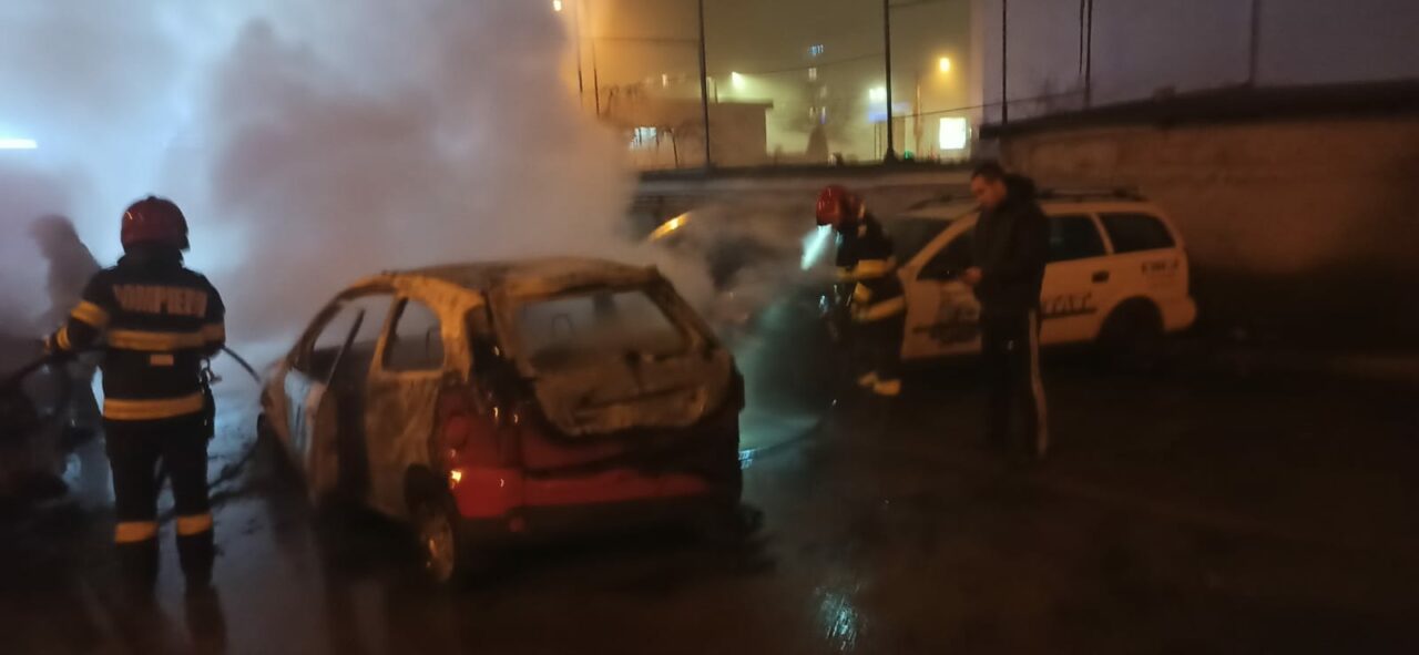 FOTO – Cinci mașini s-au făcut scrum pe o stradă din Craiova. Totul ar fi pornit de la o șoferiță