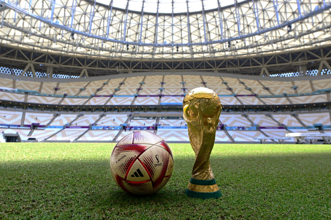 Adidas Al Hilm, mingea oficială pentru semifinalele și finala Cupei Mondiale, realizată doar din cerneală și cleiuri pe bază de apă