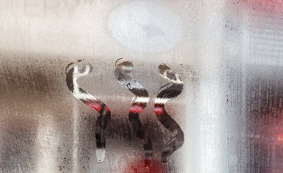Cum scapi de umeazeala de pe ferestrele de tip termopan. De ce transpiră acestea iarna