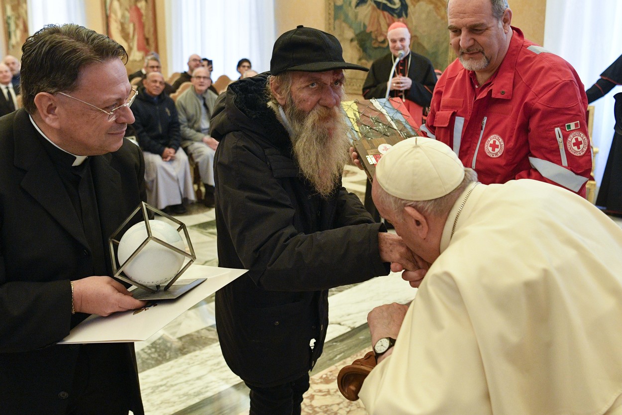 FOTO | Papa Francisc a împlinit 86 de ani. Gestul emoționant față de un om al străzii