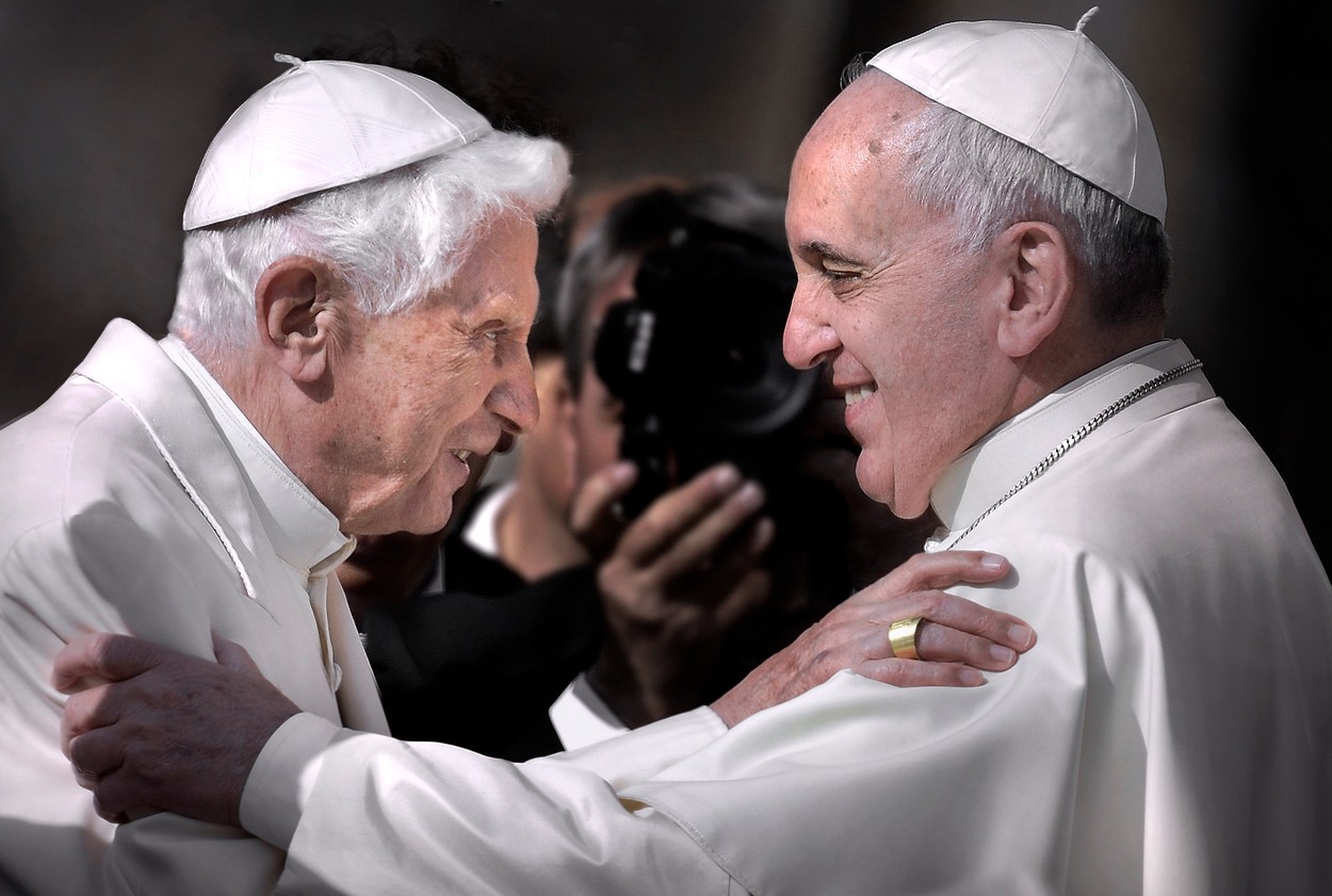 Papa Francisc solicită întregii lumi să se roage pentru Benedict al XVI-lea. ”Să-i cerem Domnului să-l consoleze și să-i dea putere”