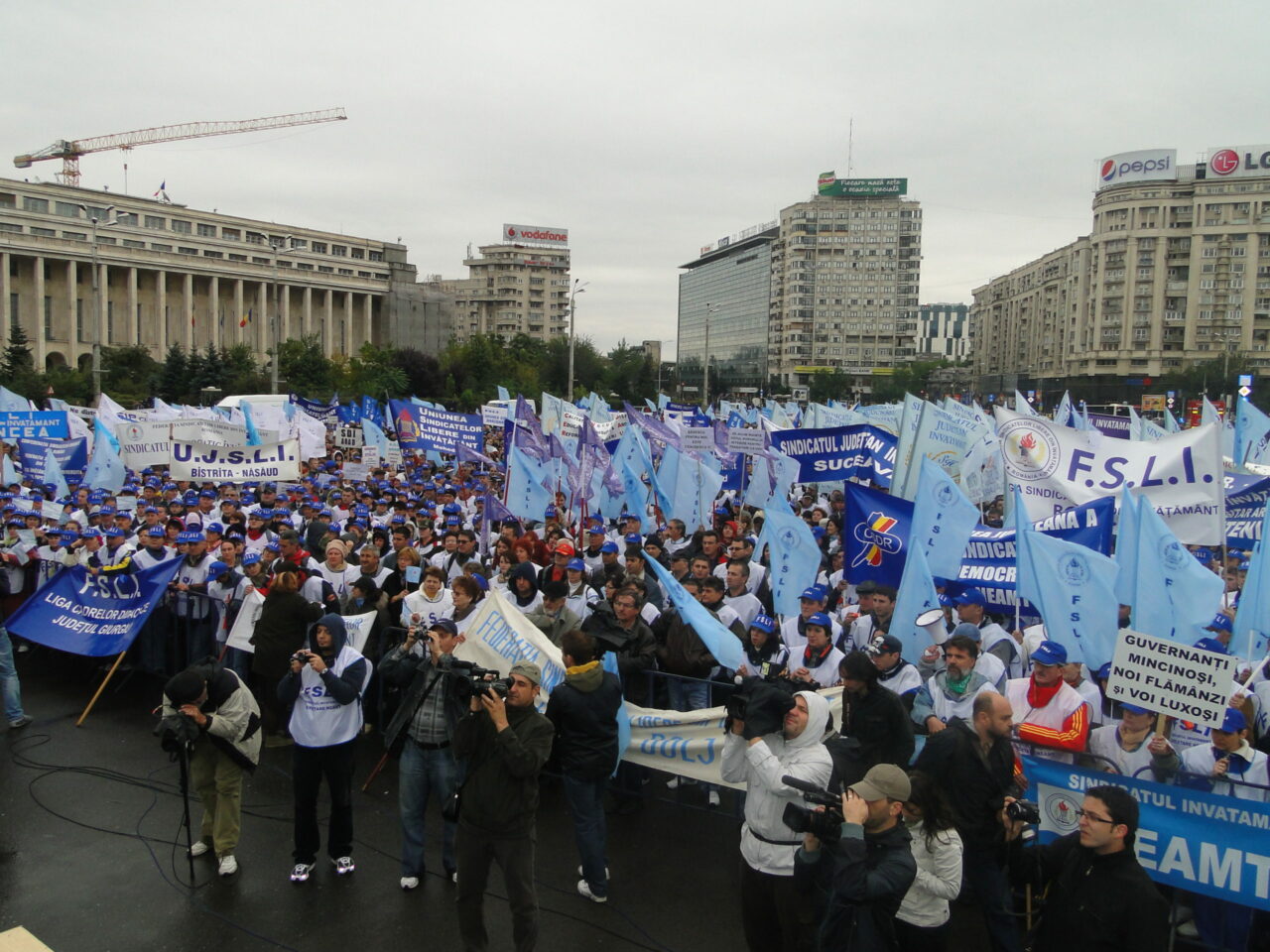 Sindicaliștii din Educației protestează în fața Palatului Parlamentului. Neacordarea sporului pentru condiţii de muncă, neplata orelor suplimentare și nedecontarea navetei, între nemulțumiri