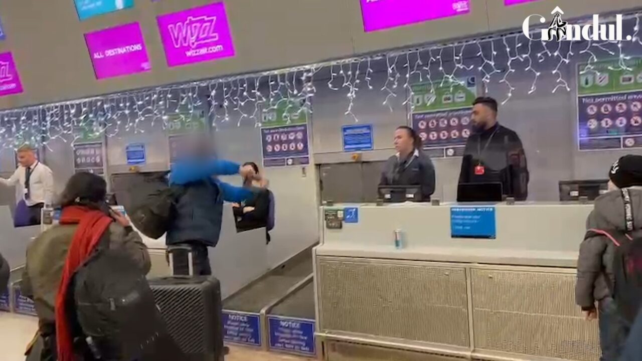 VIDEO EXCLUSIV – Scene incredibile pe un aeroport din Londra. Un român și-a rupt pașaportul de supărare că i s-a anulat zborul Wizz Air: „Rup tot. I want to travelling” / Reacția companiei
