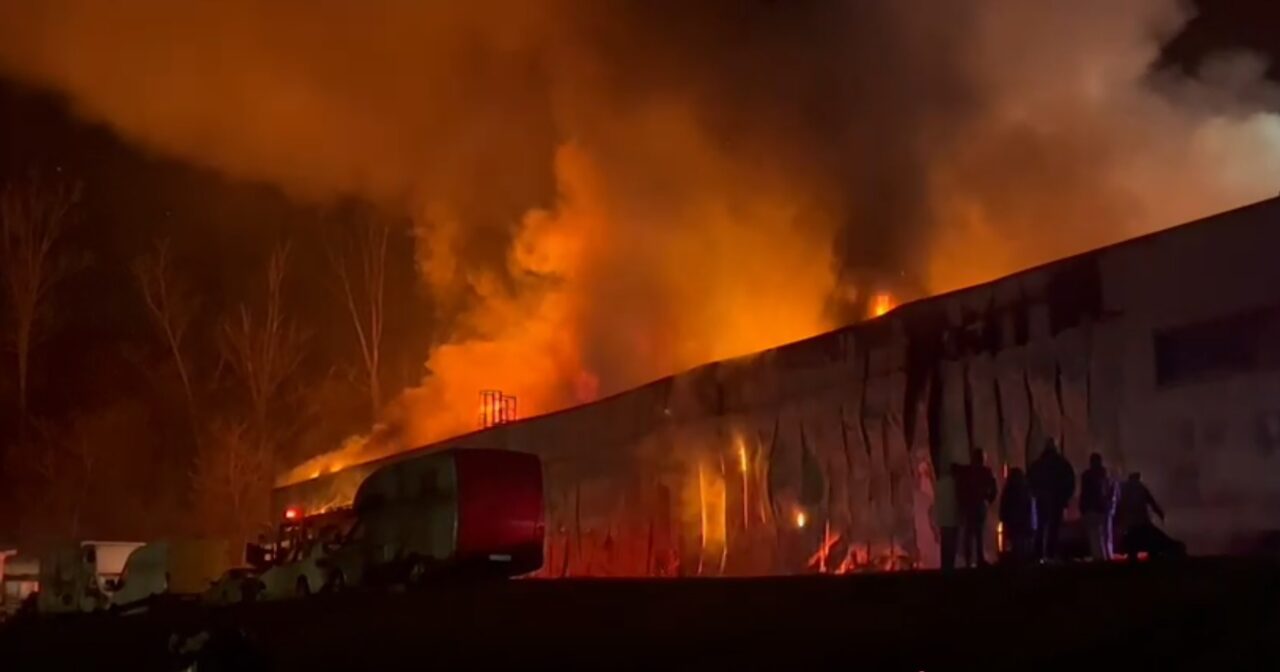 Incendiu de proporții la o hală din Parcul industrial Tetarom, din Cluj
