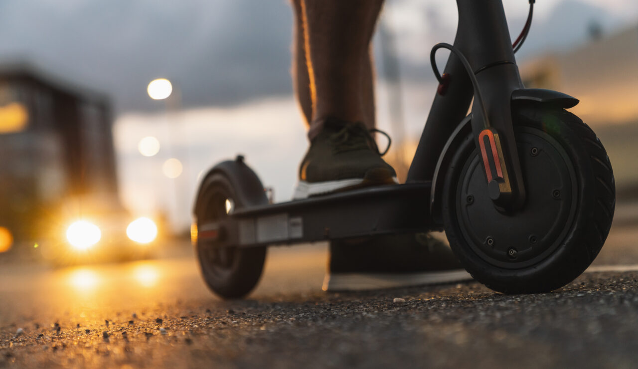 Polița RCA va fi obligatorie pentru trotinetele electrice. Numărul accidentelor grave de circulație în care au fost implicați conducători de trotinete a crescut de aproape 20 de ori în ultimii patru ani
