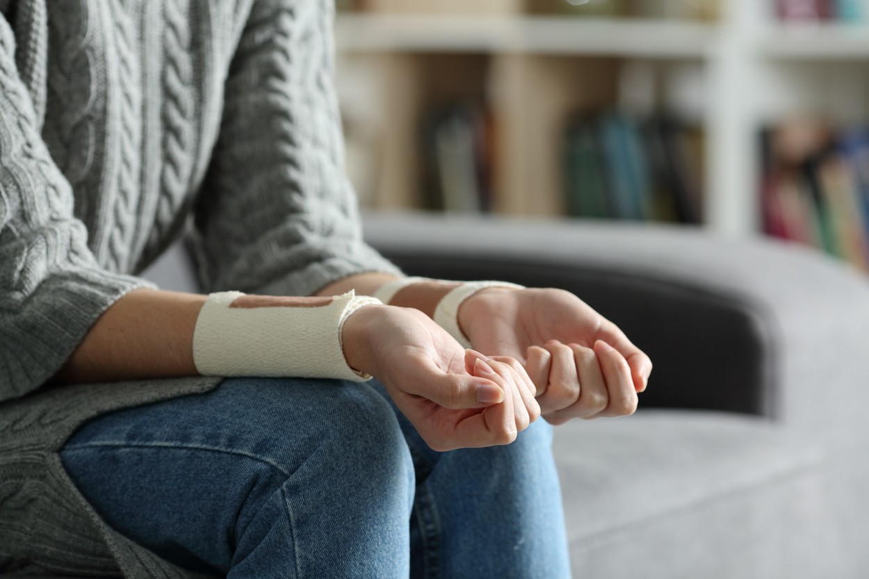 Gestul extrem pe care l-a făcut o adolescentă supărată că părinții i-au confiscat telefonul. Autoritățile au deschis o anchetă