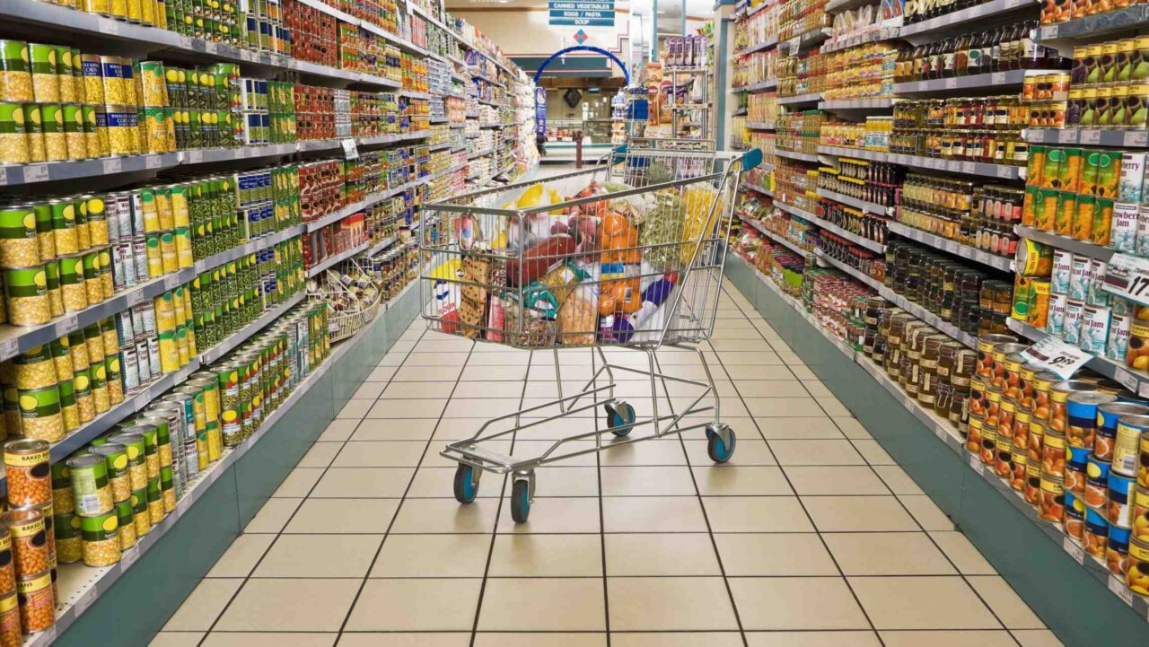 Programul supermarketurilor de Anul Nou 2023. Până la ce oră vor fi deschise marile magazile înainte de Revelion și ce orar de funcționare vor avea pe 1 și 2 ianuarie
