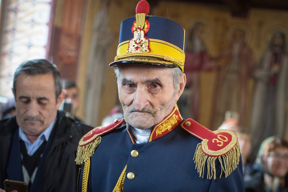 FOTO | Veteranul de război Irod Moisă, singurul militar român din Garda Regală rămas în viaţă, împlineşte 100 de ani