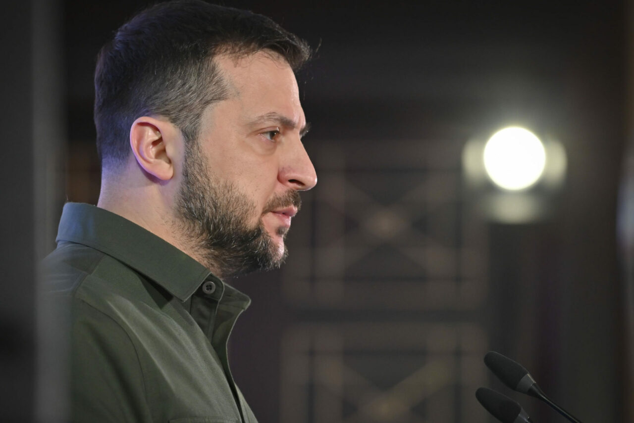 Politico: „Zelenski sfidează UE și își subordonează Curtea Constituțională”